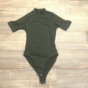 Cute ribbed bodysuit EUC Color: Dark Olive green Size M